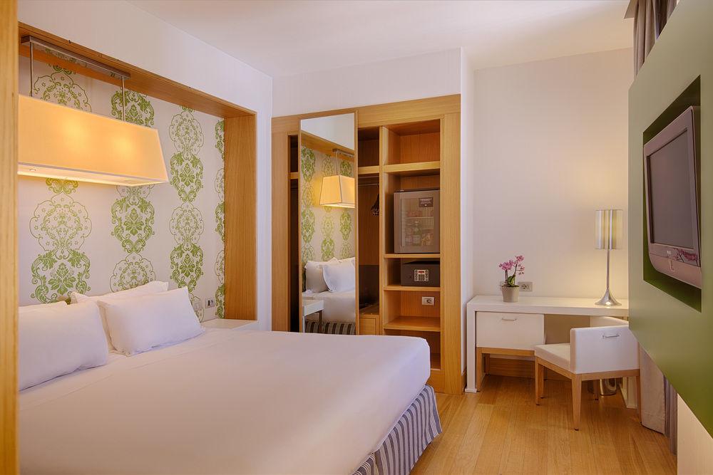 Hotel NH Genova Centro Esterno foto