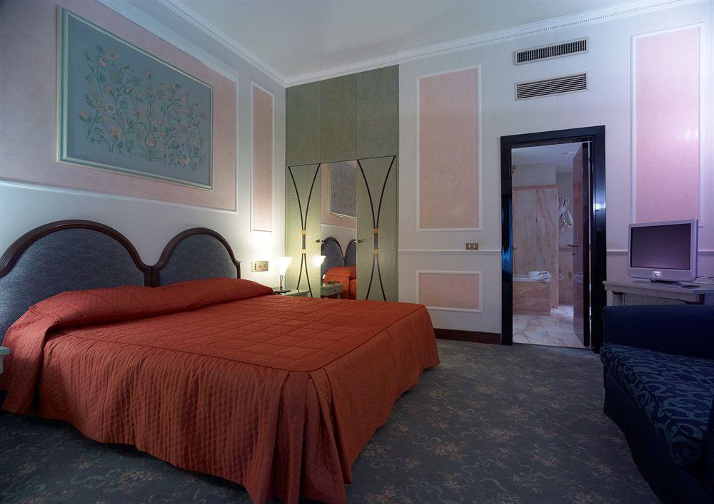 Hotel NH Genova Centro Esterno foto