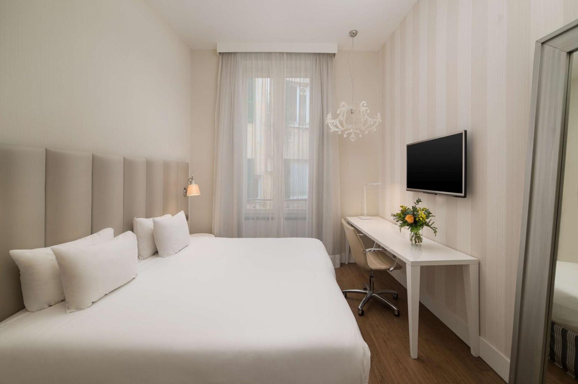 Hotel NH Genova Centro Esterno foto