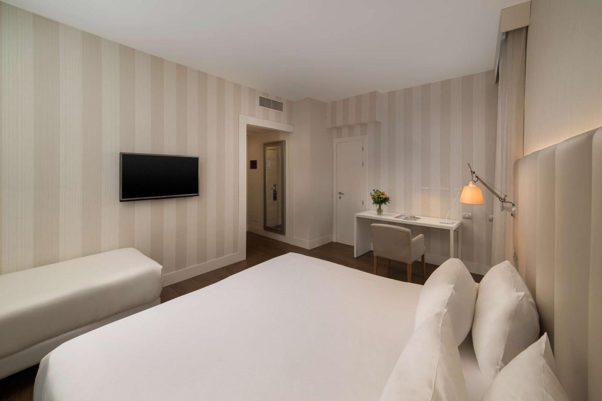 Hotel NH Genova Centro Esterno foto