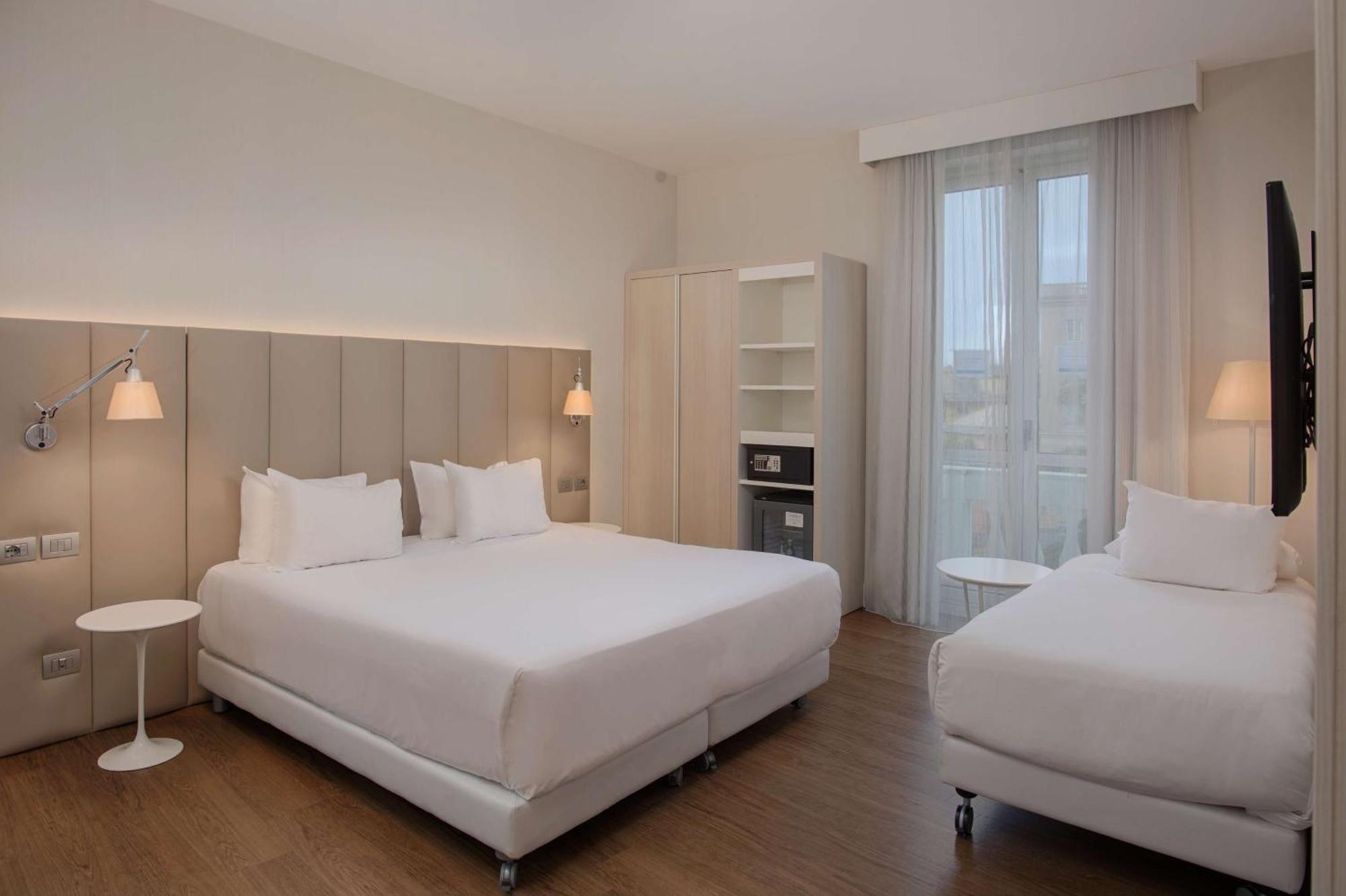 Hotel NH Genova Centro Esterno foto