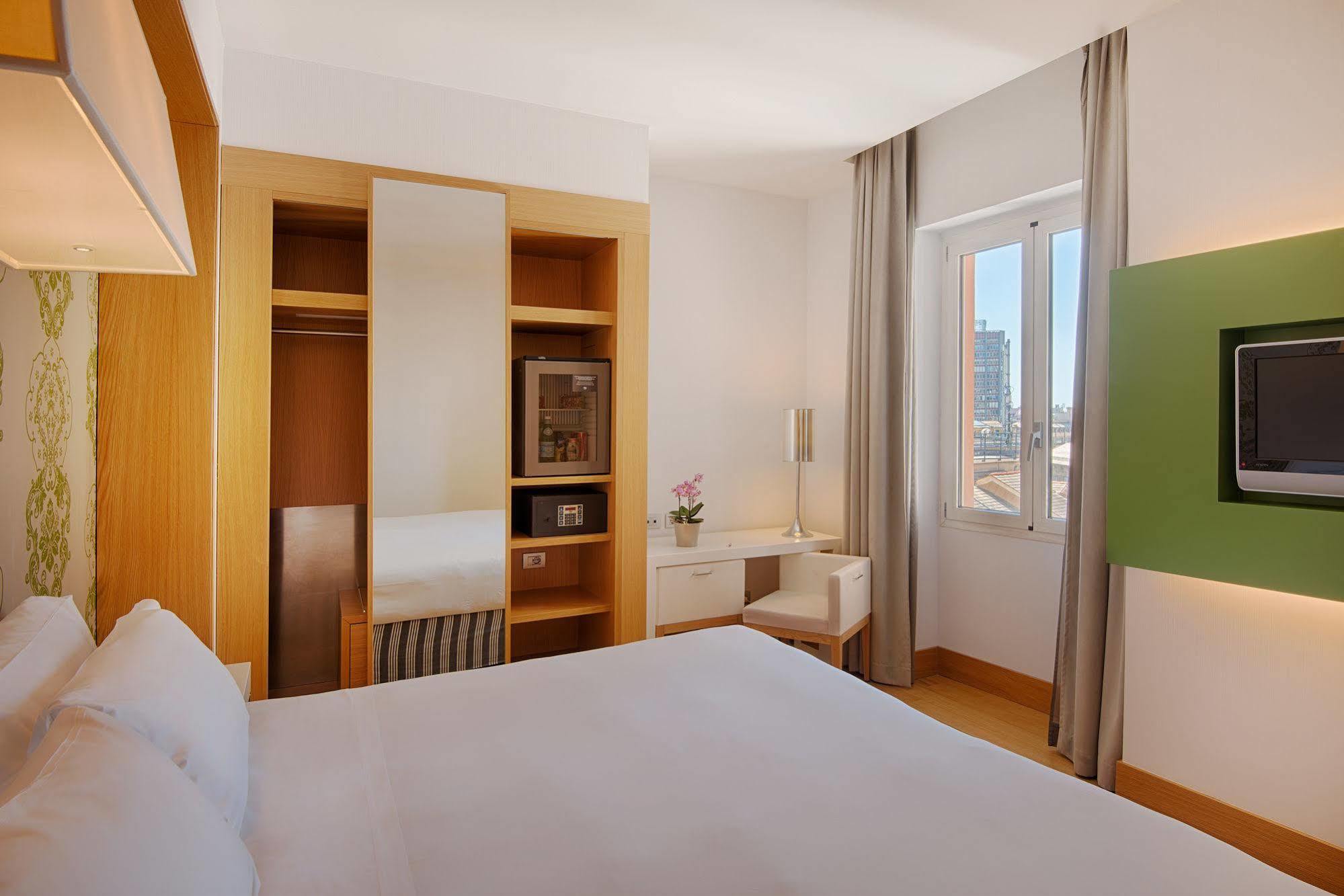 Hotel NH Genova Centro Esterno foto