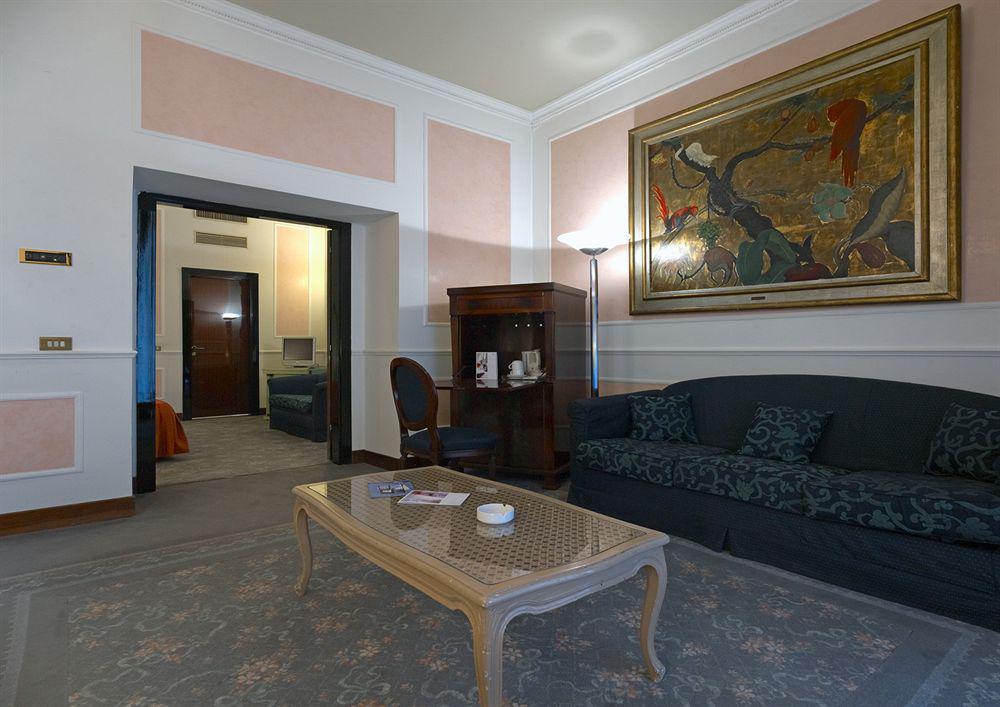 Hotel NH Genova Centro Esterno foto